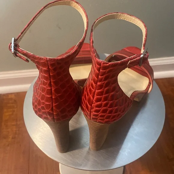 NEW VINCE CAMUTO RED ALLIGATOR LEATHER SANDAL - Picture 7 of 12